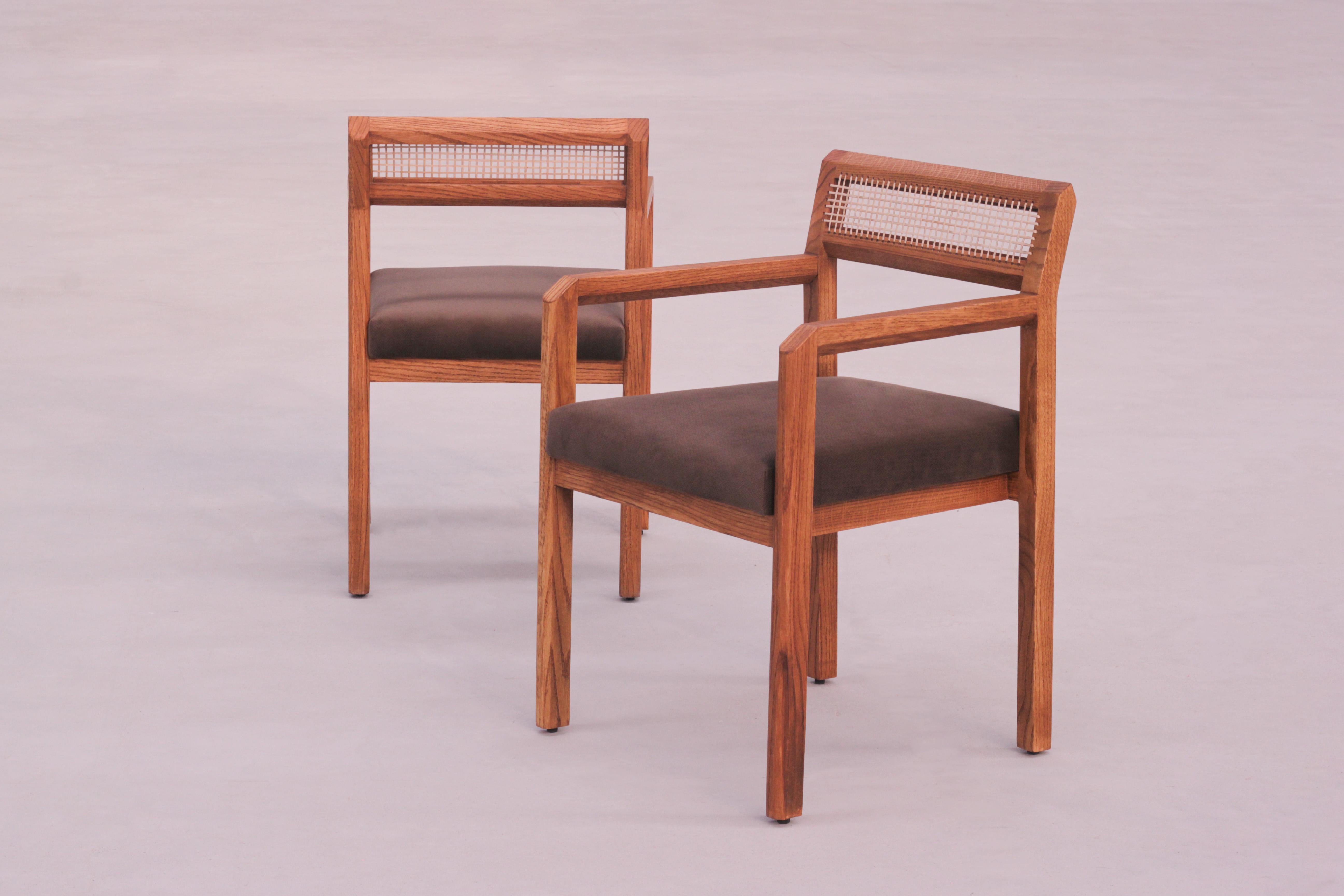 Bois Chaise de salle à manger/de chevet en bois de chêne massif, fabriquée à la main, avec accoudoir et canne tressée. en vente