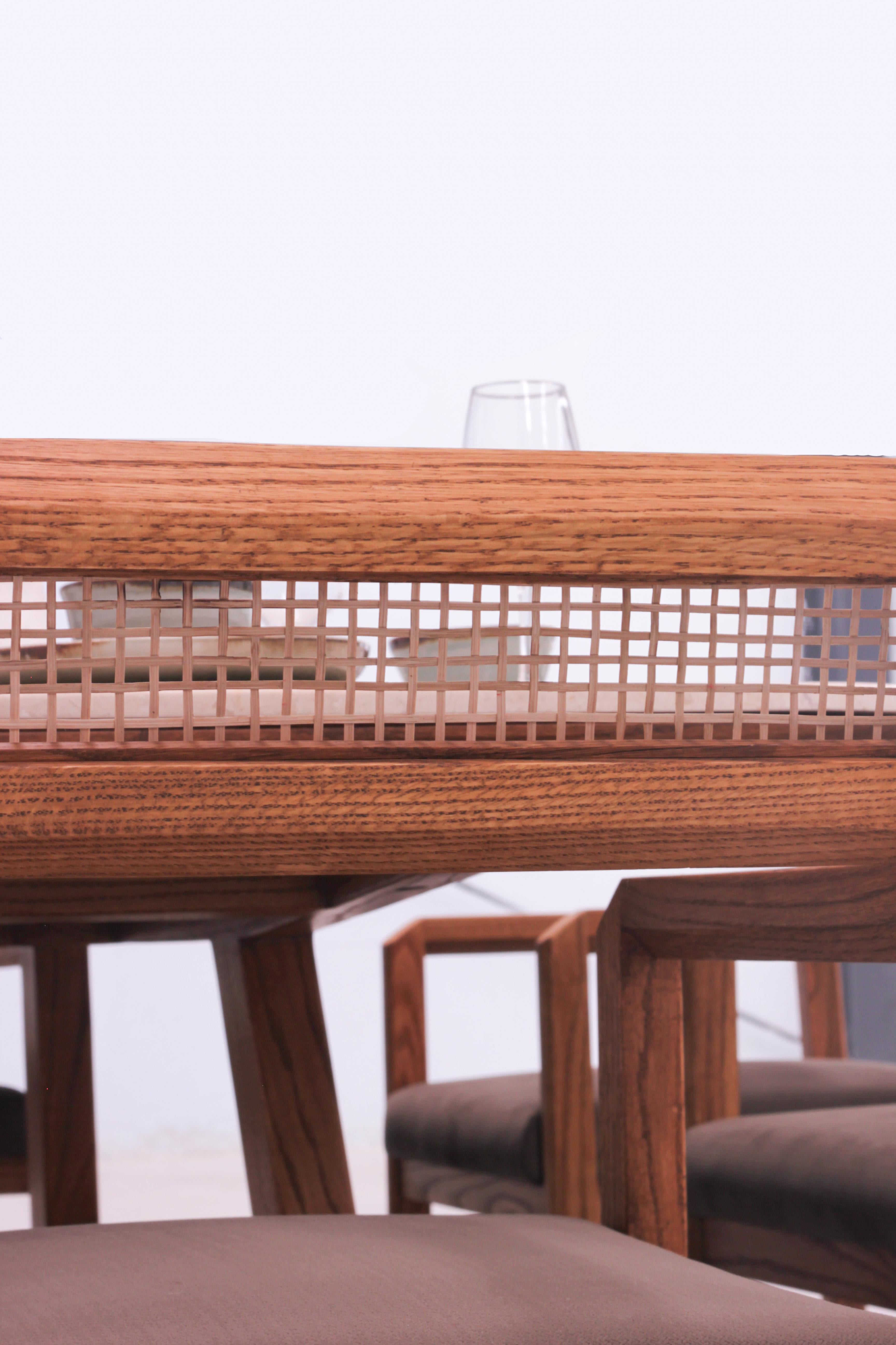Handcrafted massiver Eichenholz Esszimmerstuhl mit Armlehne und handgeflochtenem Rohrstock (21. Jahrhundert und zeitgenössisch) im Angebot