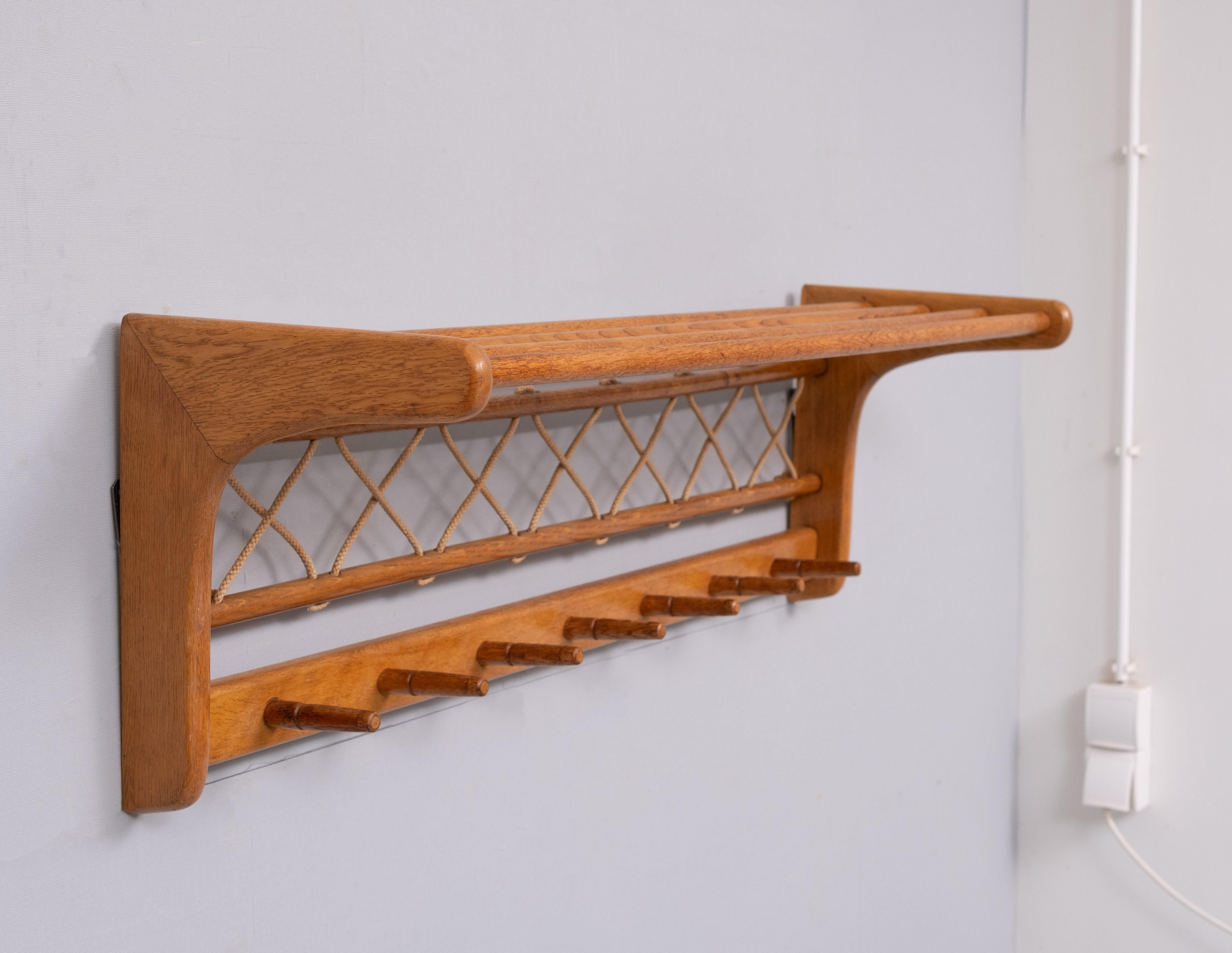 Mid-Century Modern Porte-manteau suspendu en Oak Oak massif  Johan Wulfers  Hollande des années 1950 en vente