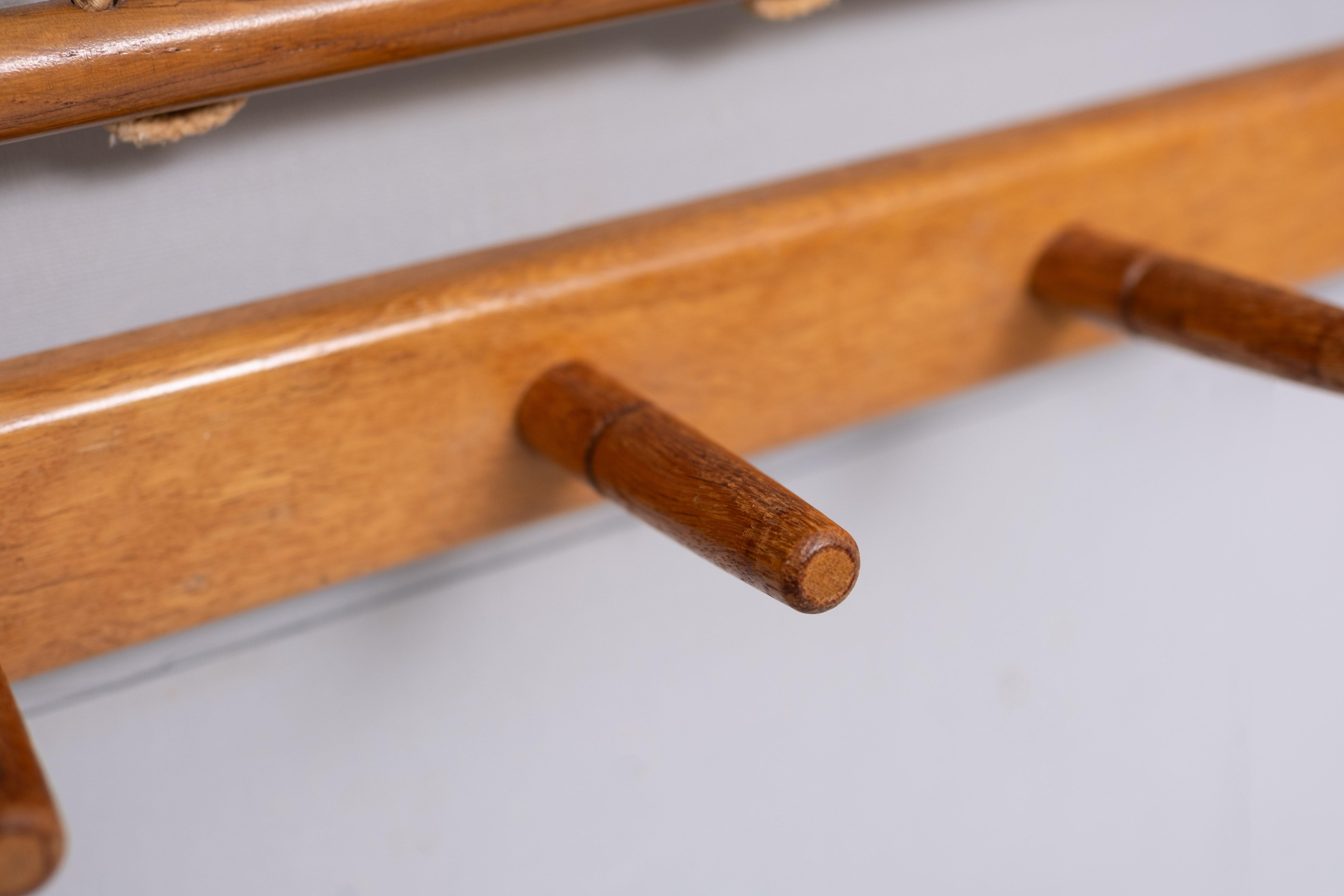 Porte-manteau suspendu en Oak Oak massif  Johan Wulfers  Hollande des années 1950 Bon état - En vente à Den Haag, NL