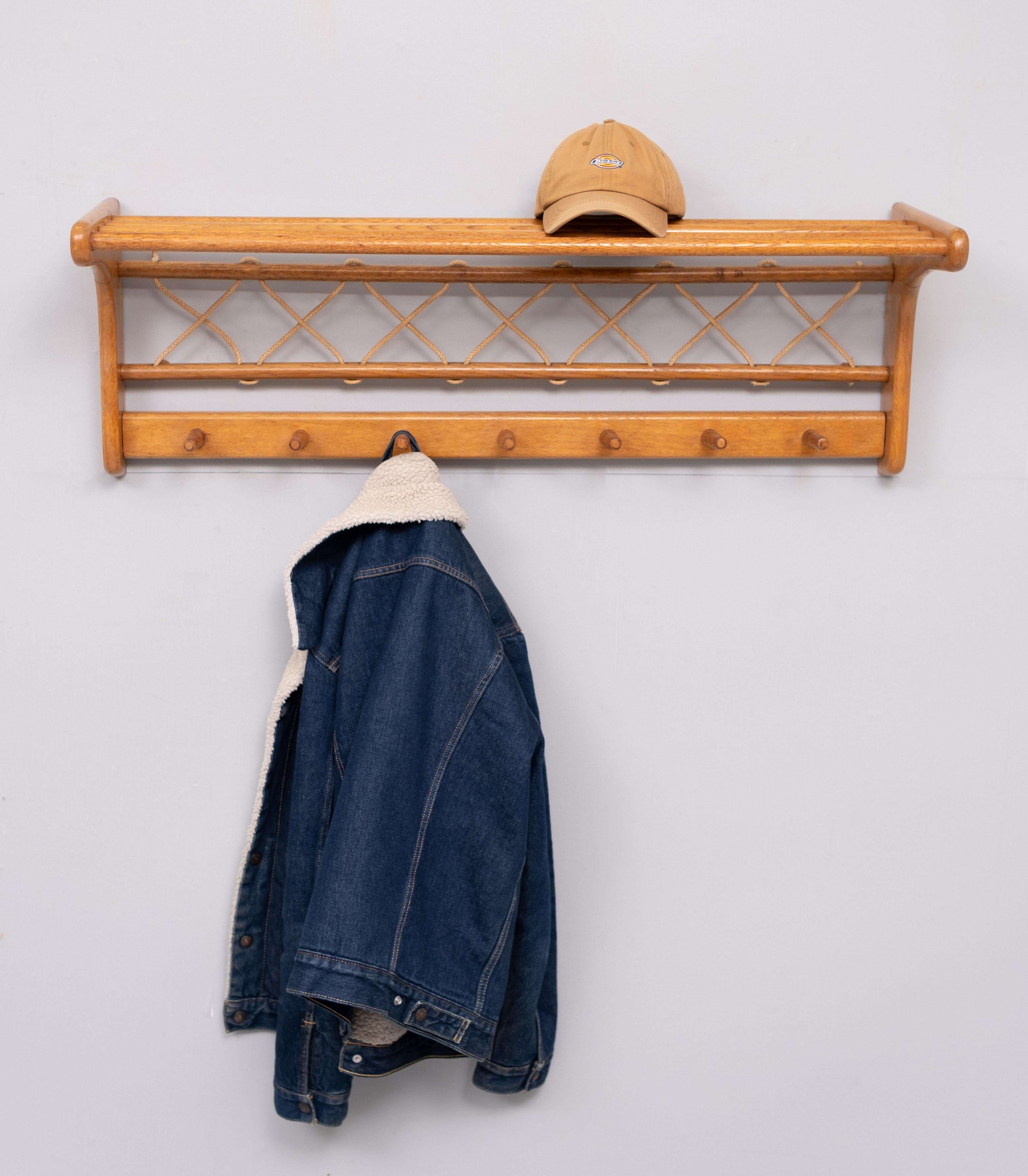 Milieu du XXe siècle Porte-manteau suspendu en Oak Oak massif  Johan Wulfers  Hollande des années 1950 en vente