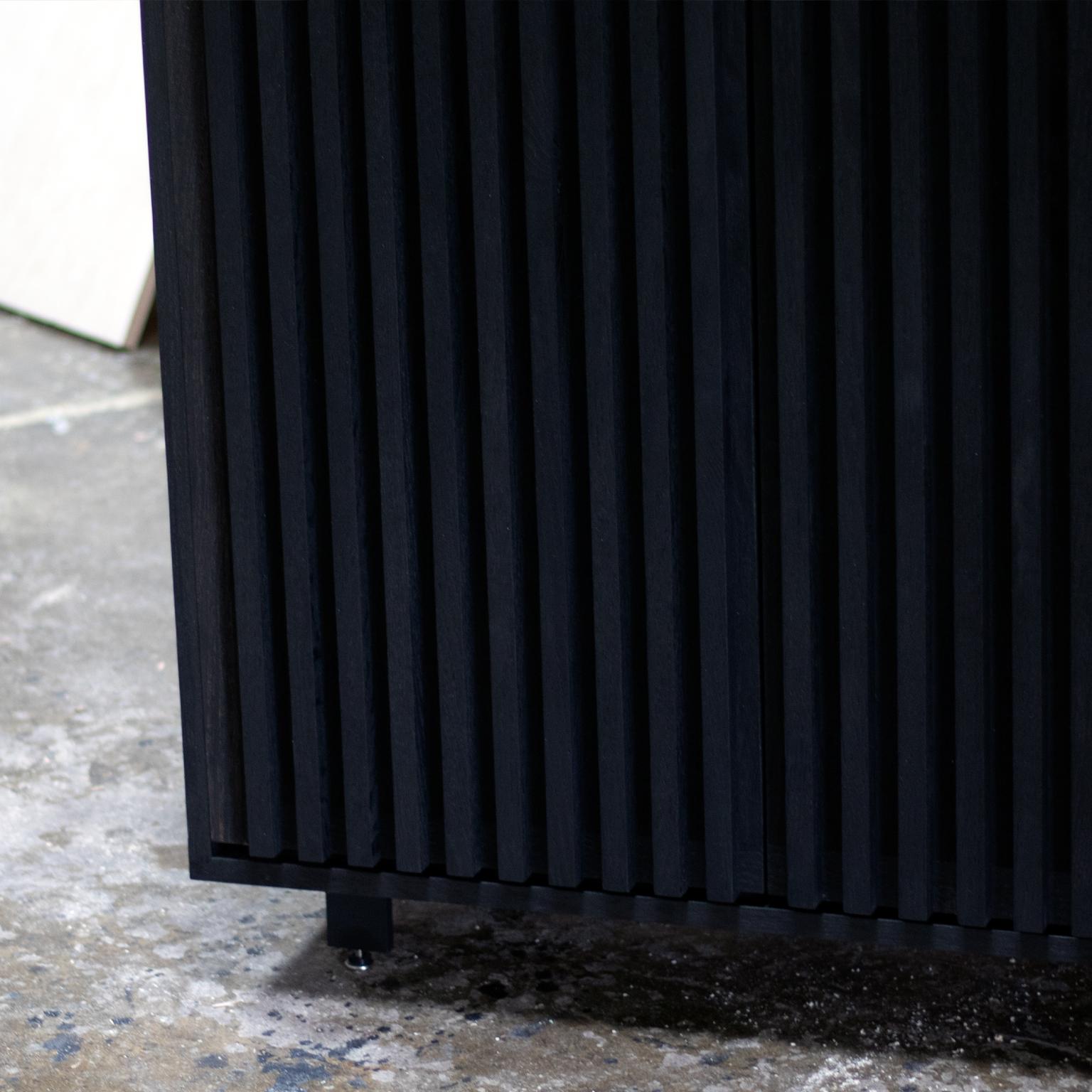 Moderne Meuble de rangement Constantine en chêne massif à finition noircie en vente
