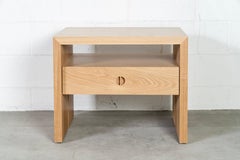 Jameson Nachttisch aus massiver Eiche von Lynnea Jean