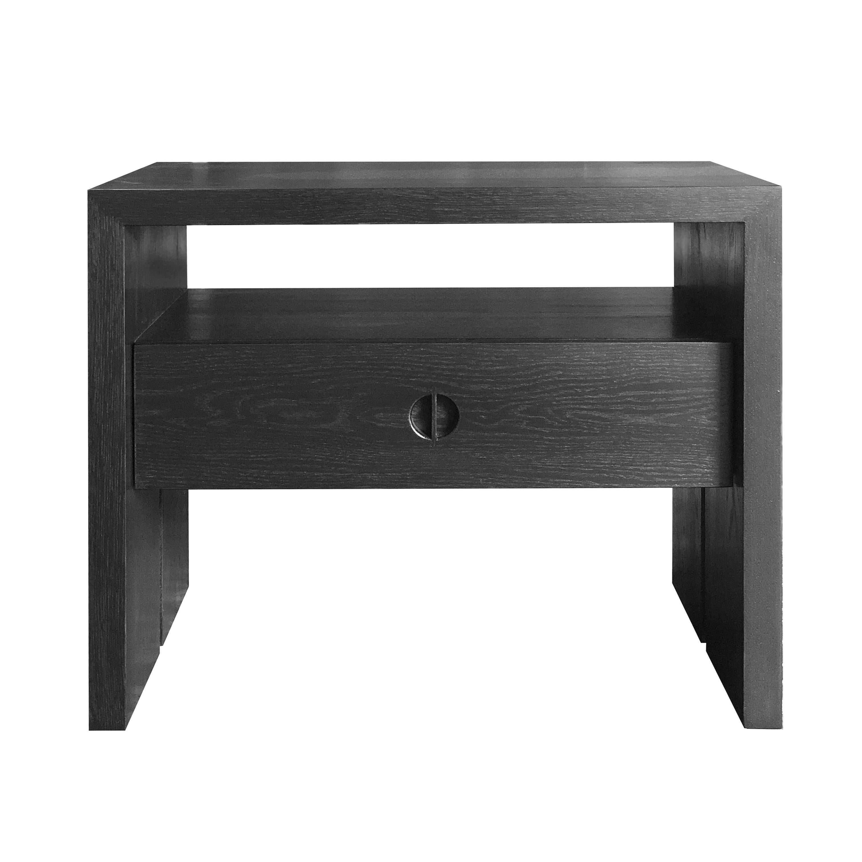 XXI secolo e contemporaneo Comodino Jameson in Oak massiccio di Lynnea Jean in vendita