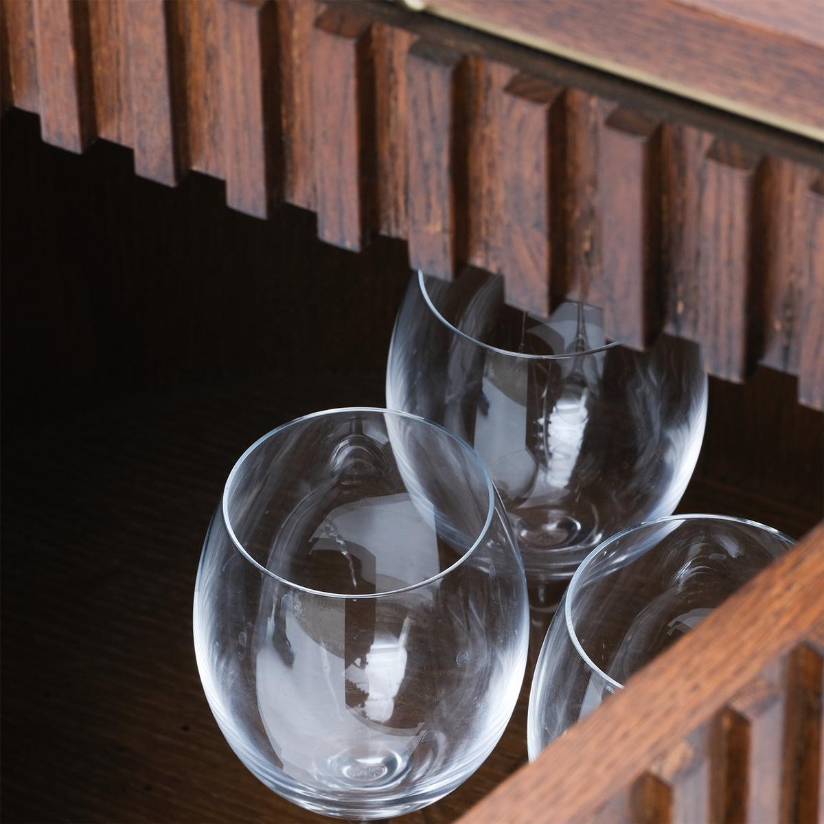 Il mobile per liquori DOCIA in Oak Oak massiccio con ruote in ottone è un pezzo artigianale dal design moderno e senza tempo, realizzato in legno di quercia massiccio. Arricchito da ruote e dettagli in ottone, questo carrello da portata in legno e