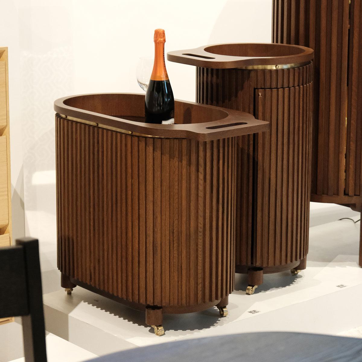The DOCIA solid-oak bar cart is a handcrafted liquor cabinet that blends modern lines with the inviting texture of natural oak, adding both warmth and a touch of luxury to any setting. Measuring 78 × 39 × 64 cm, this slatted oak piece is ideally