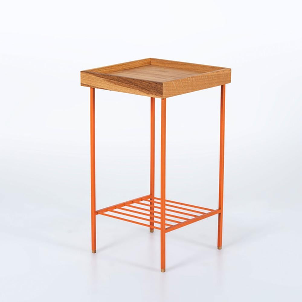 Mesa auxiliar / Jardinera mediana de roble macizo - Serie EDGE, con patas de metal de colores en venta 2
