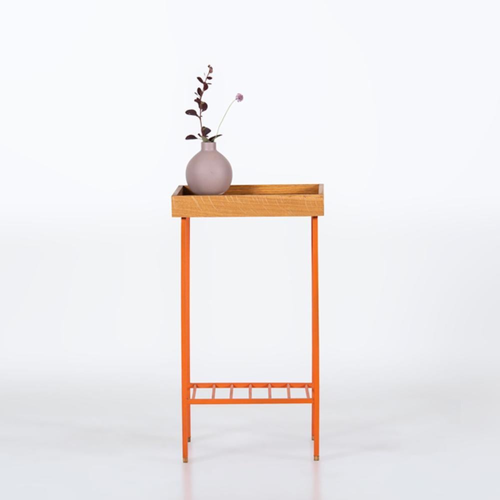 Mesa auxiliar / Jardinera mediana de roble macizo - Serie EDGE, con patas de metal de colores en venta 3