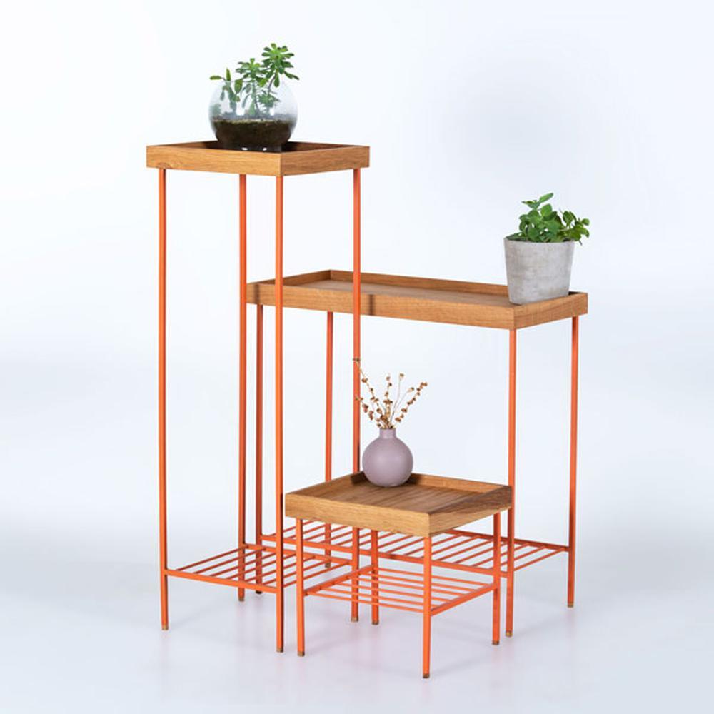 Mesa auxiliar / Jardinera mediana de roble macizo - Serie EDGE, con patas de metal de colores en venta 4