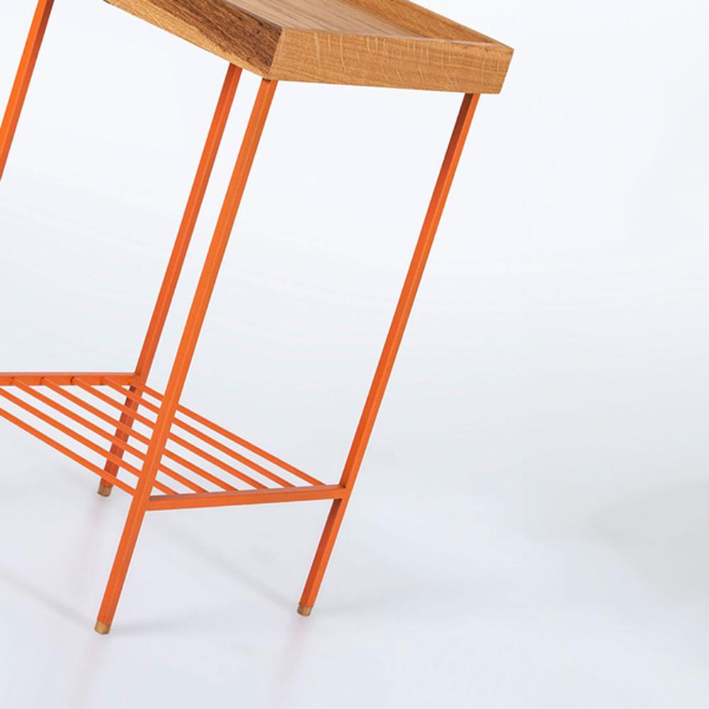 Mesa auxiliar / Jardinera mediana de roble macizo - Serie EDGE, con patas de metal de colores en venta 5
