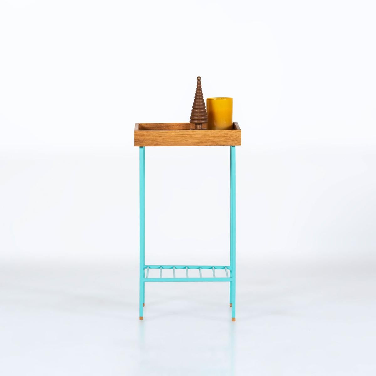 Mesa auxiliar / Jardinera mediana de roble macizo - Serie EDGE, con patas de metal de colores en venta 6