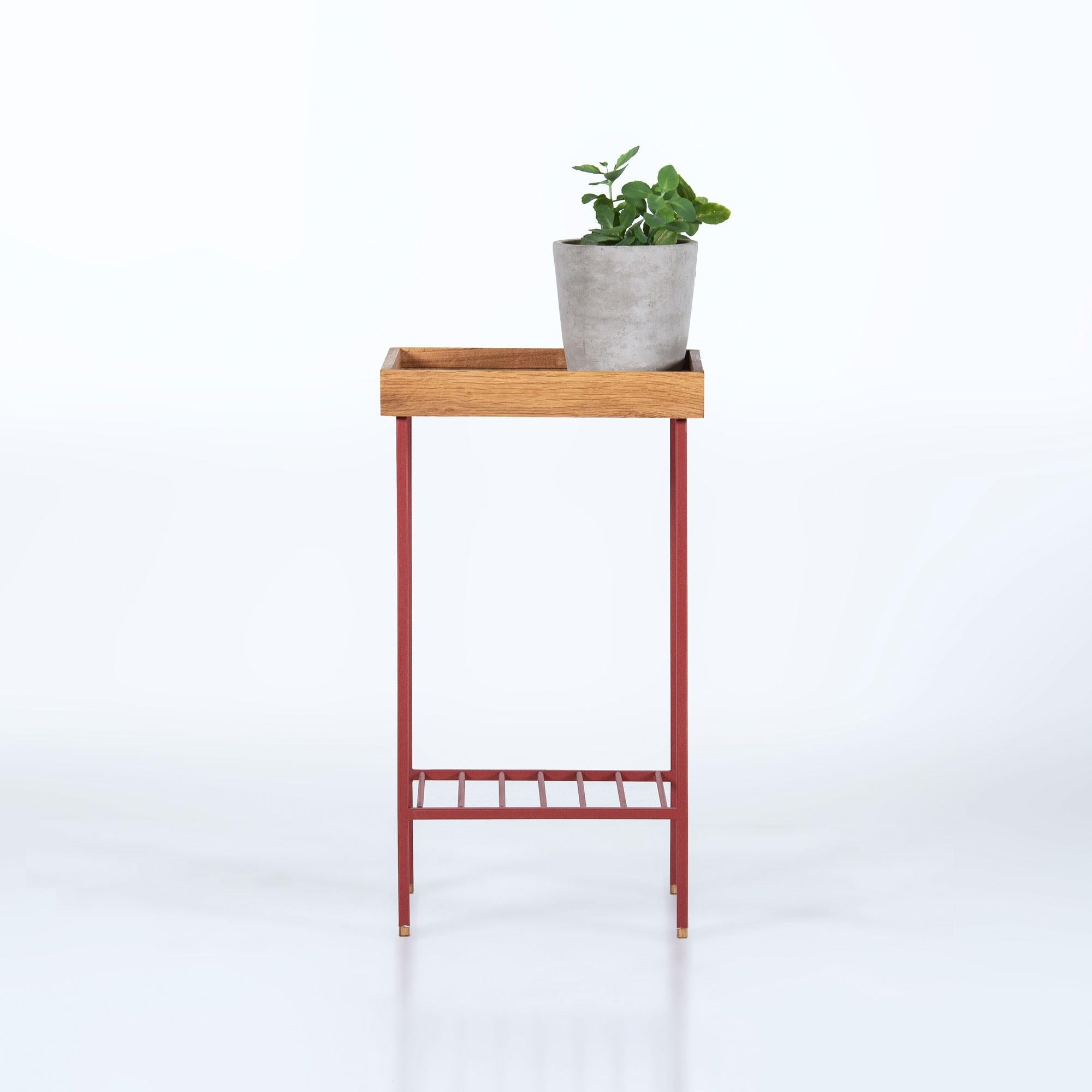 Mesa auxiliar / Jardinera mediana de roble macizo - Serie EDGE, con patas de metal de colores Moderno en venta