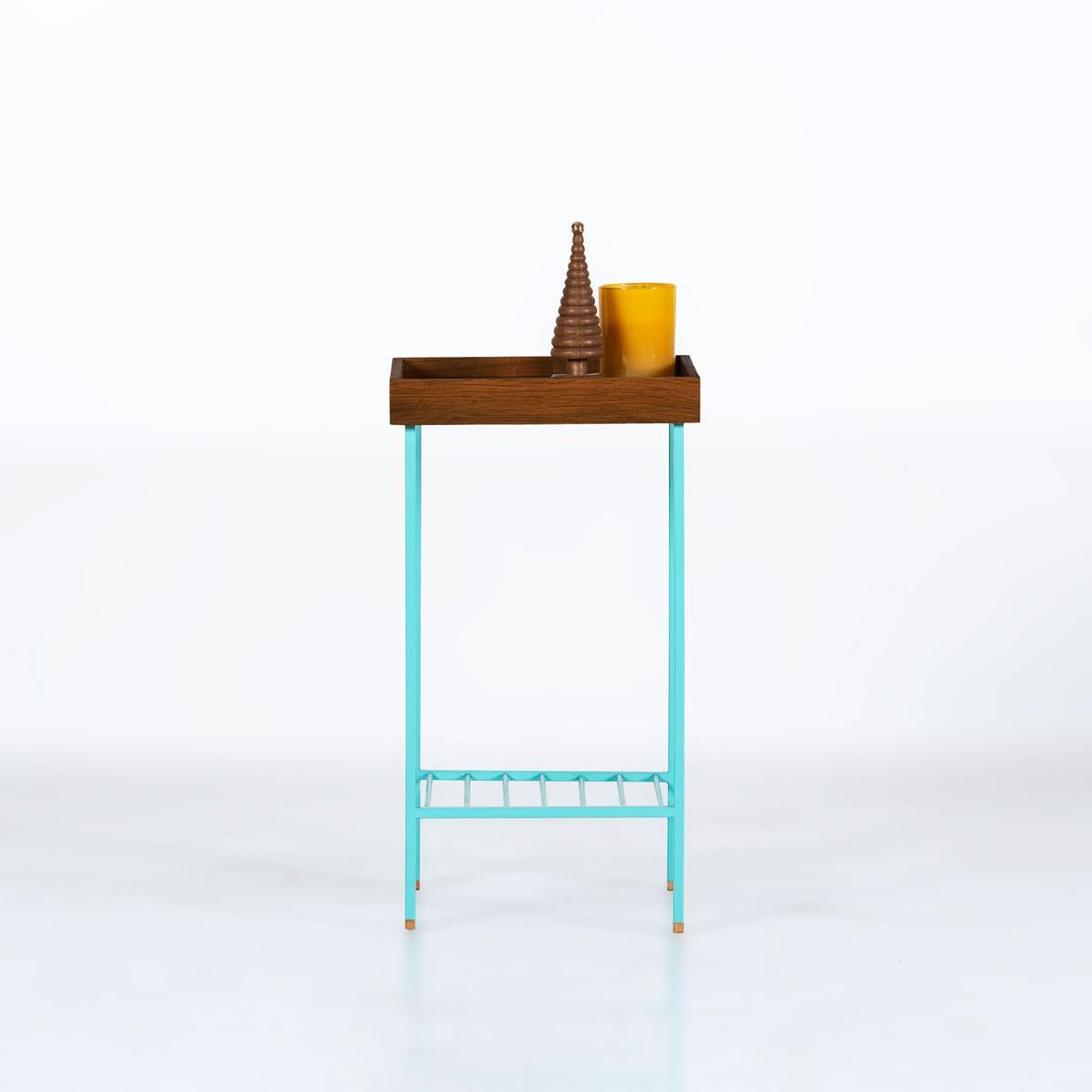 Mesa auxiliar / Jardinera mediana de roble macizo - Serie EDGE, con patas de metal de colores Moderno en venta