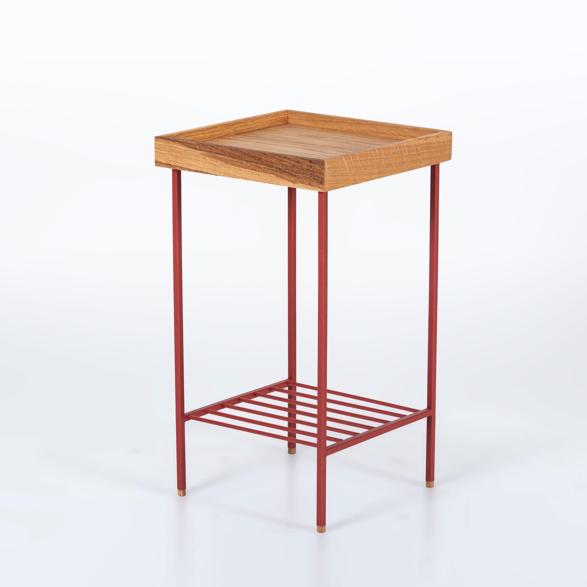 Mesa auxiliar / Jardinera mediana de roble macizo - Serie EDGE, con patas de metal de colores Turco en venta