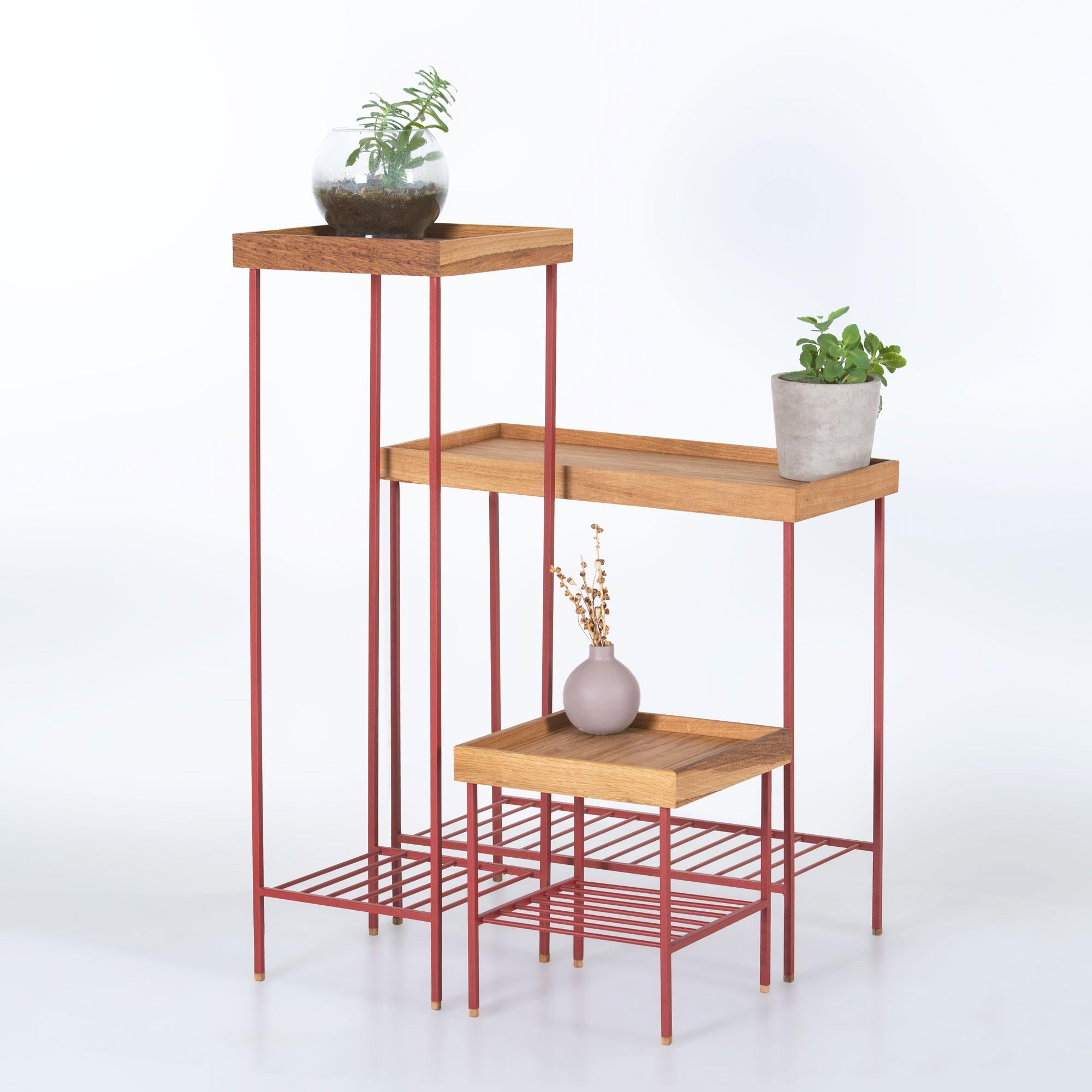 Mesa auxiliar / Jardinera mediana de roble macizo - Serie EDGE, con patas de metal de colores Hecho a mano en venta