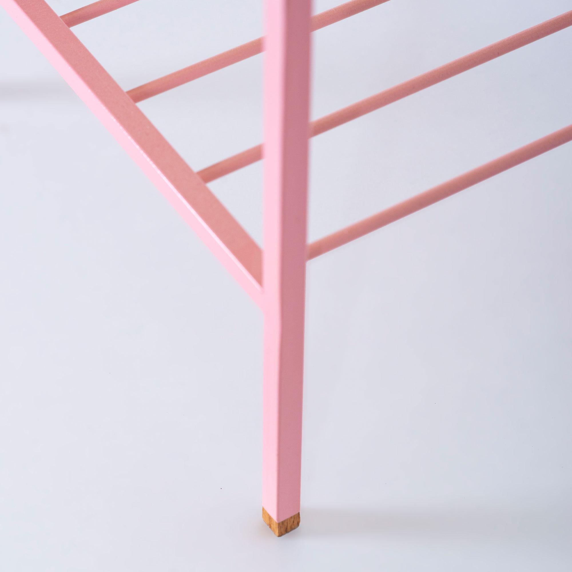 Mesa auxiliar / Jardinera mediana de roble macizo - Serie EDGE, con patas de metal de colores Hecho a mano en venta