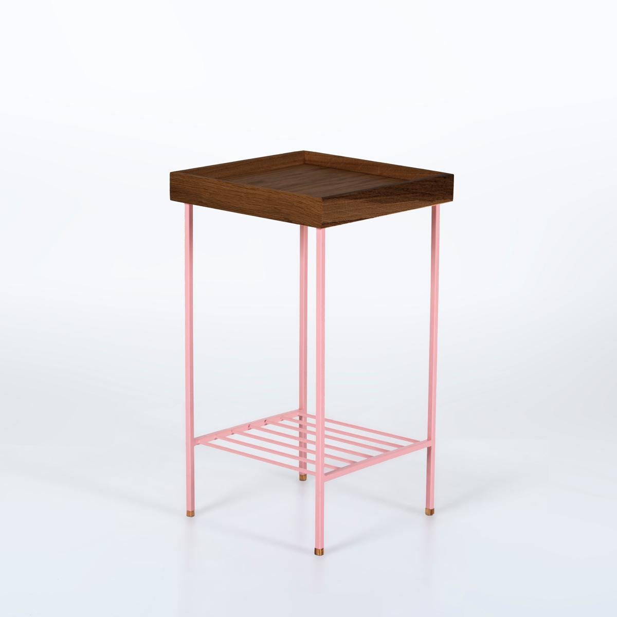 Mesa auxiliar / Jardinera mediana de roble macizo - Serie EDGE, con patas de metal de colores en Nuevo estado para la venta en Orlando, FL