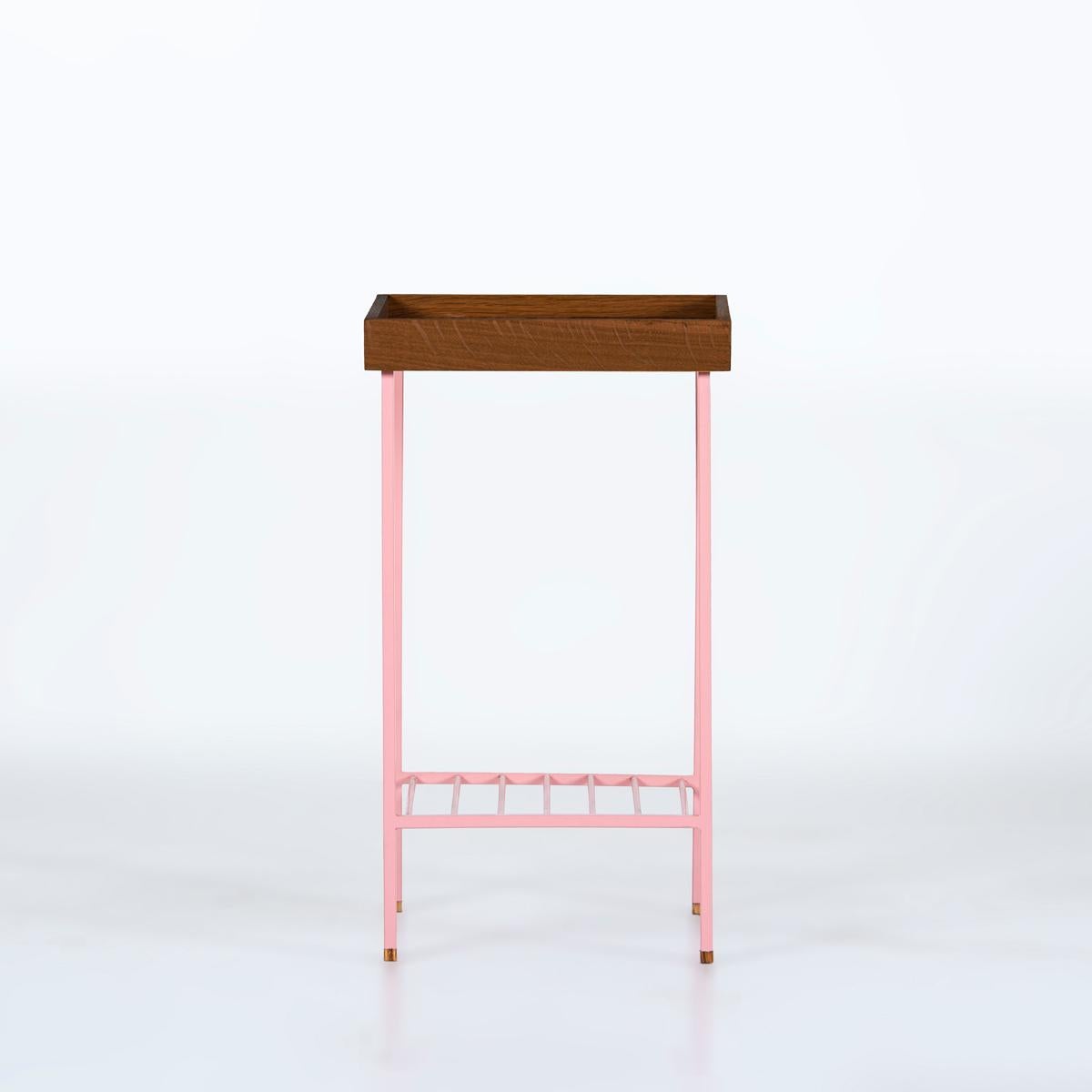 Mesa auxiliar / Jardinera mediana de roble macizo - Serie EDGE, con patas de metal de colores Siglo XXI y contemporáneo en venta