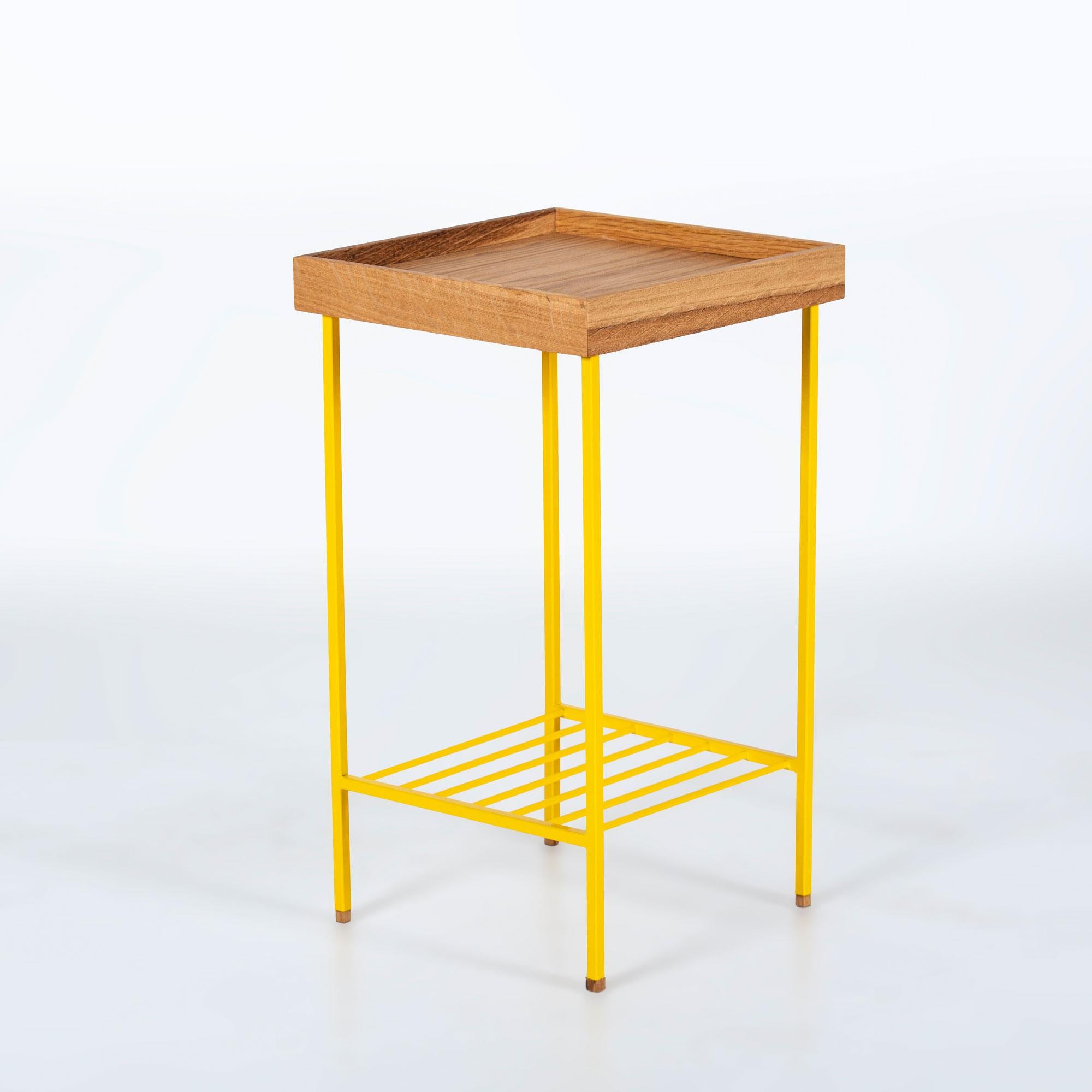 Mesa auxiliar / Jardinera mediana de roble macizo - Serie EDGE, con patas de metal de colores Metal en venta