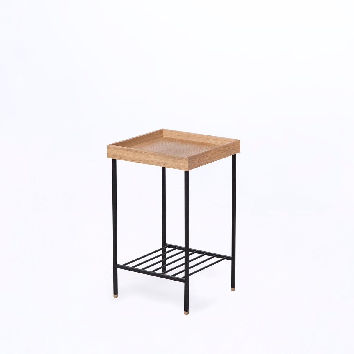 La table d'appoint Ananas EDGE Series de taille moyenne avec des pieds en lattes métalliques est le choix idéal pour ceux qui recherchent un support de plantes décoratif et fonctionnel avec un plateau en chêne. Avec son design polyvalent et sa