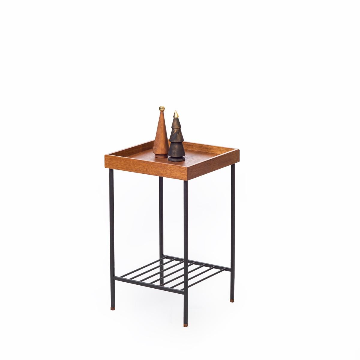 La table d'appoint Ananas EDGE Series de taille moyenne avec des pieds en lattes métalliques est le choix idéal pour ceux qui recherchent un support de plantes décoratif et fonctionnel avec un plateau en chêne. Avec son design polyvalent et sa