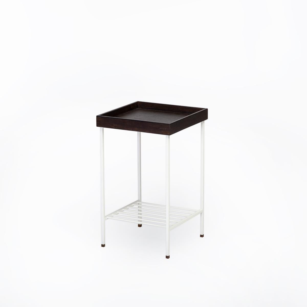 La table d'appoint Ananas EDGE Series de taille moyenne avec des pieds en lattes métalliques est le choix idéal pour ceux qui recherchent un support de plantes décoratif et fonctionnel avec un plateau en chêne. Avec son design polyvalent et sa