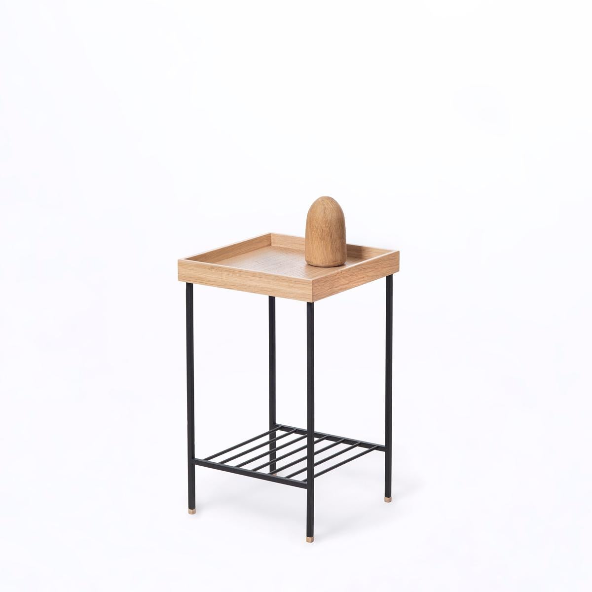 Moderne Table d'appoint / Stand en chêne massif - Série EDGE, avec pieds en métal en vente
