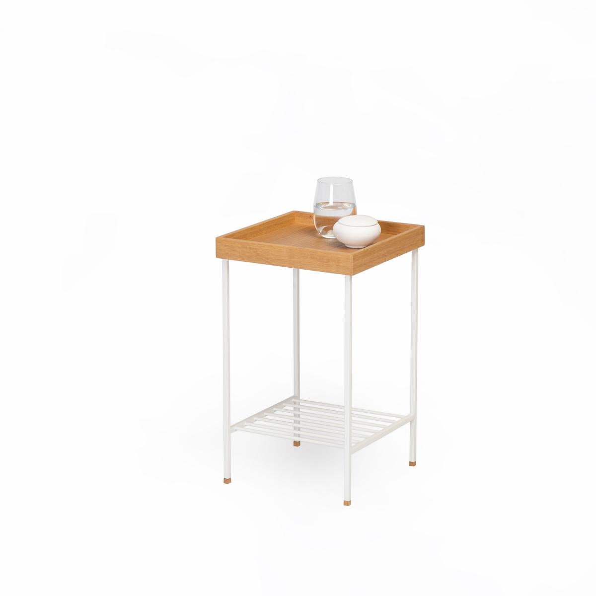 Moderne Table d'appoint / Stand en chêne massif - Série EDGE, avec pieds en métal en vente