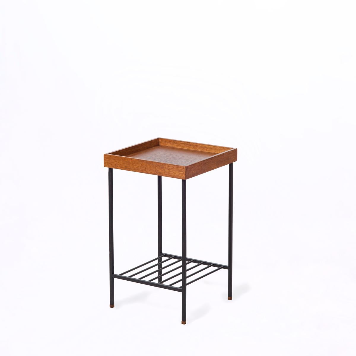 Moderne Table d'appoint / Stand en chêne massif - Série EDGE, avec pieds en métal en vente