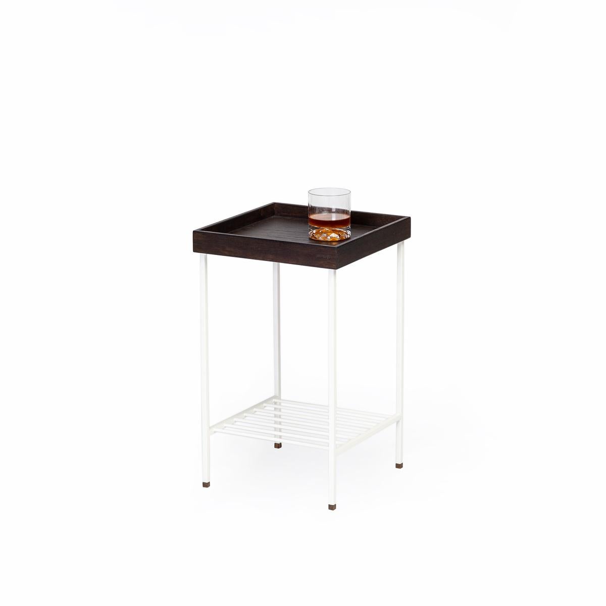 Moderne Table d'appoint / Stand en chêne massif - Série EDGE, avec pieds en métal en vente