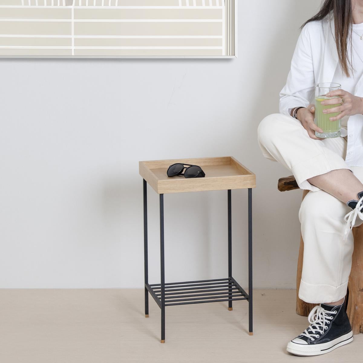 Turc Table d'appoint / Stand en chêne massif - Série EDGE, avec pieds en métal en vente