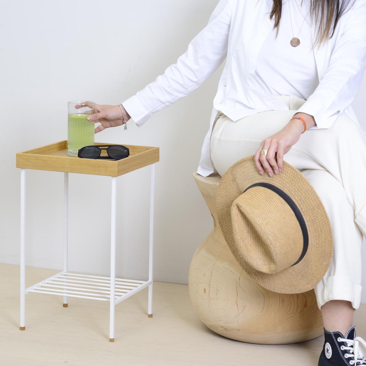 Turc Table d'appoint / Stand en chêne massif - Série EDGE, avec pieds en métal en vente