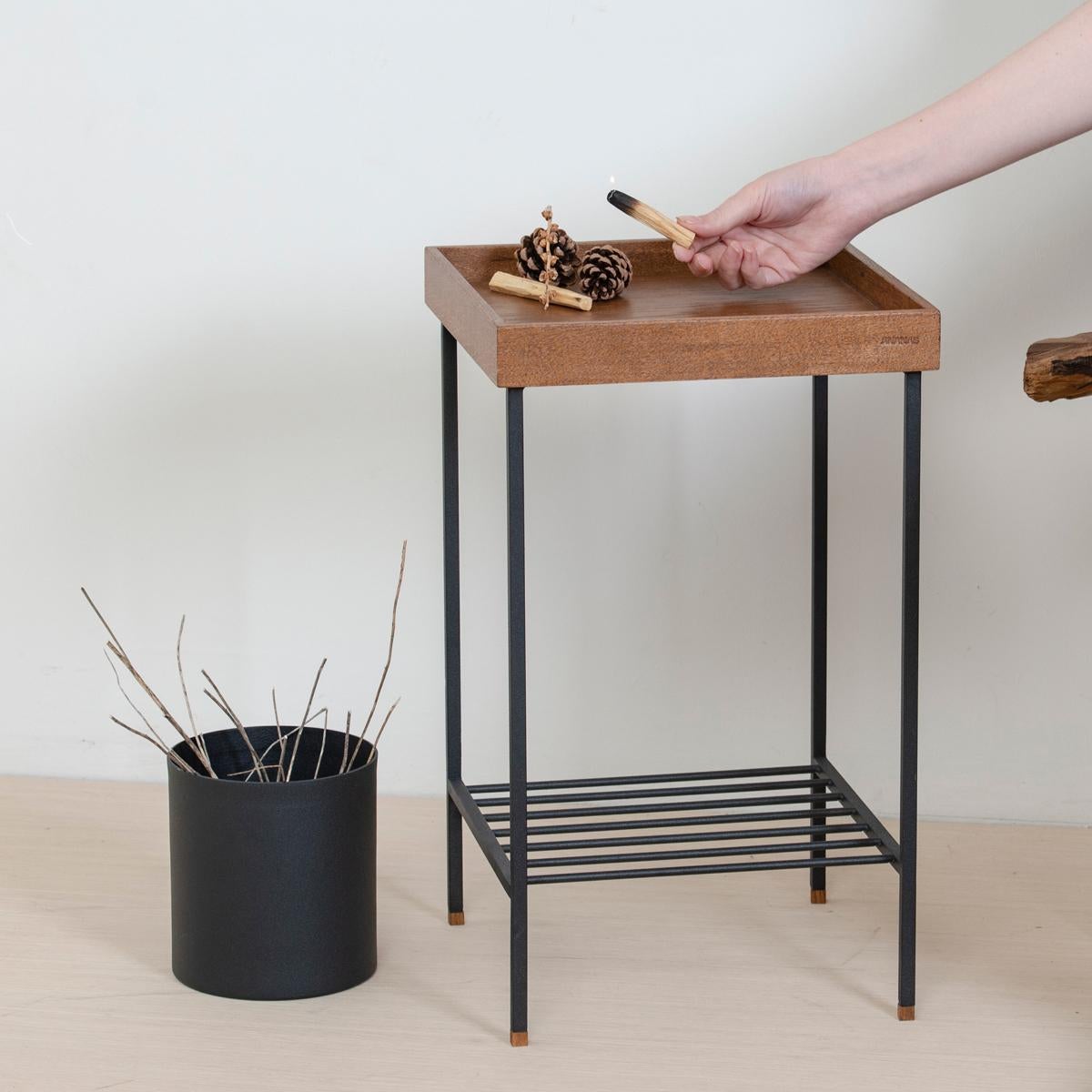 Turc Table d'appoint / Stand en chêne massif - Série EDGE, avec pieds en métal en vente