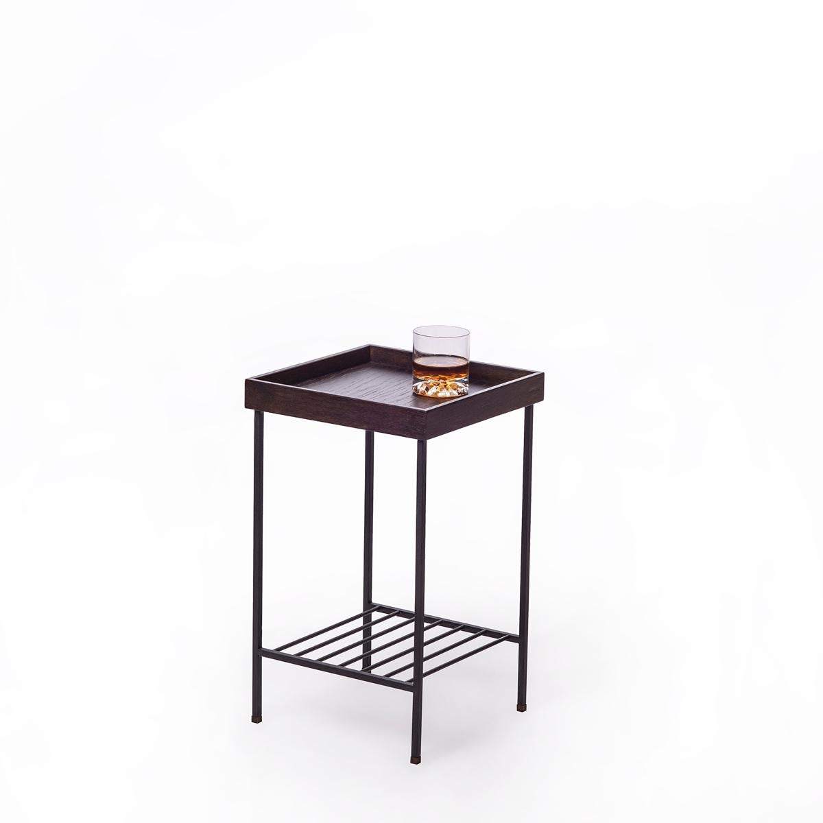Turc Table d'appoint / Stand en chêne massif - Série EDGE, avec pieds en métal en vente