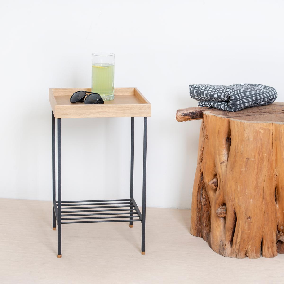 Fait main Table d'appoint / Stand en chêne massif - Série EDGE, avec pieds en métal en vente