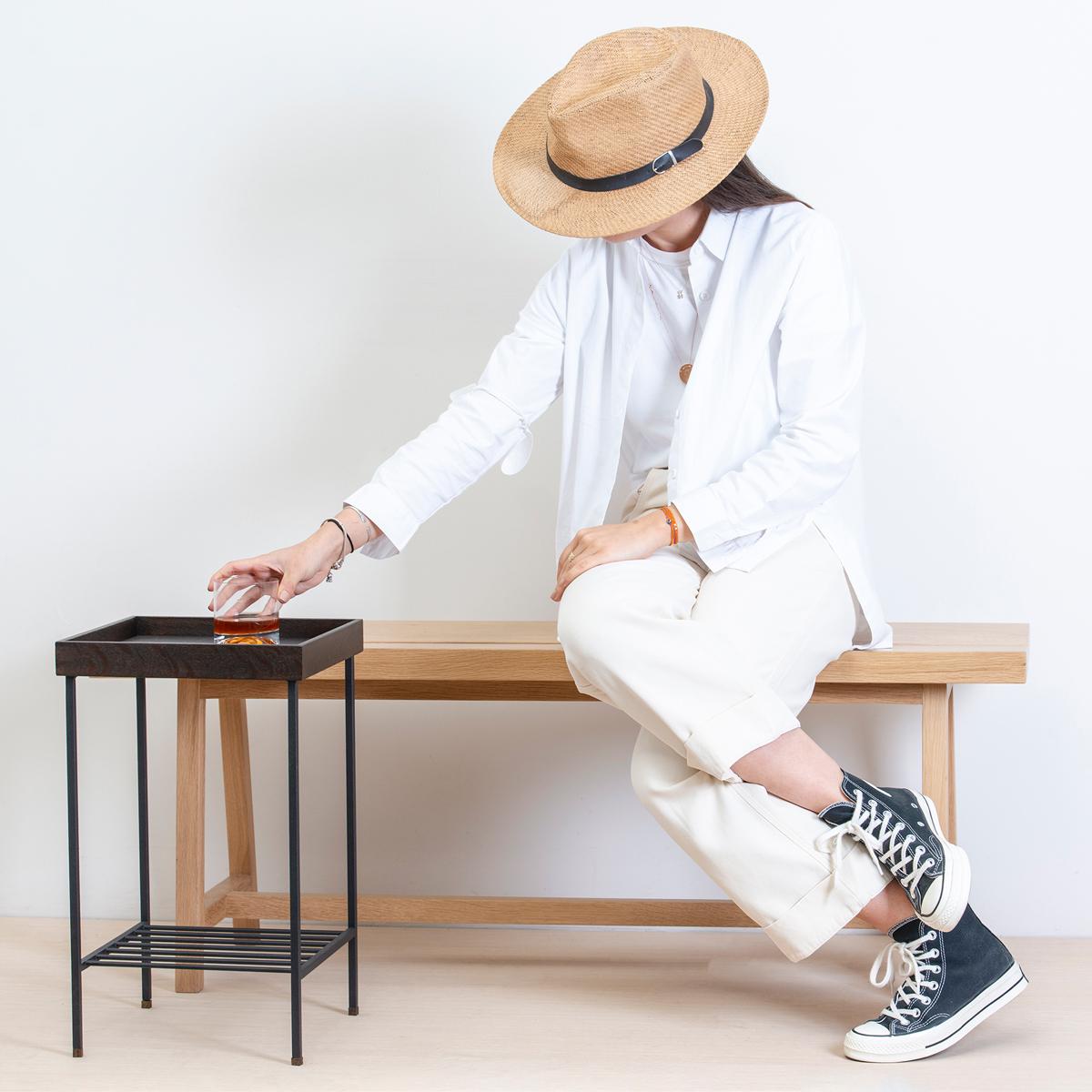 Fait main Table d'appoint / Stand en chêne massif - Série EDGE, avec pieds en métal en vente