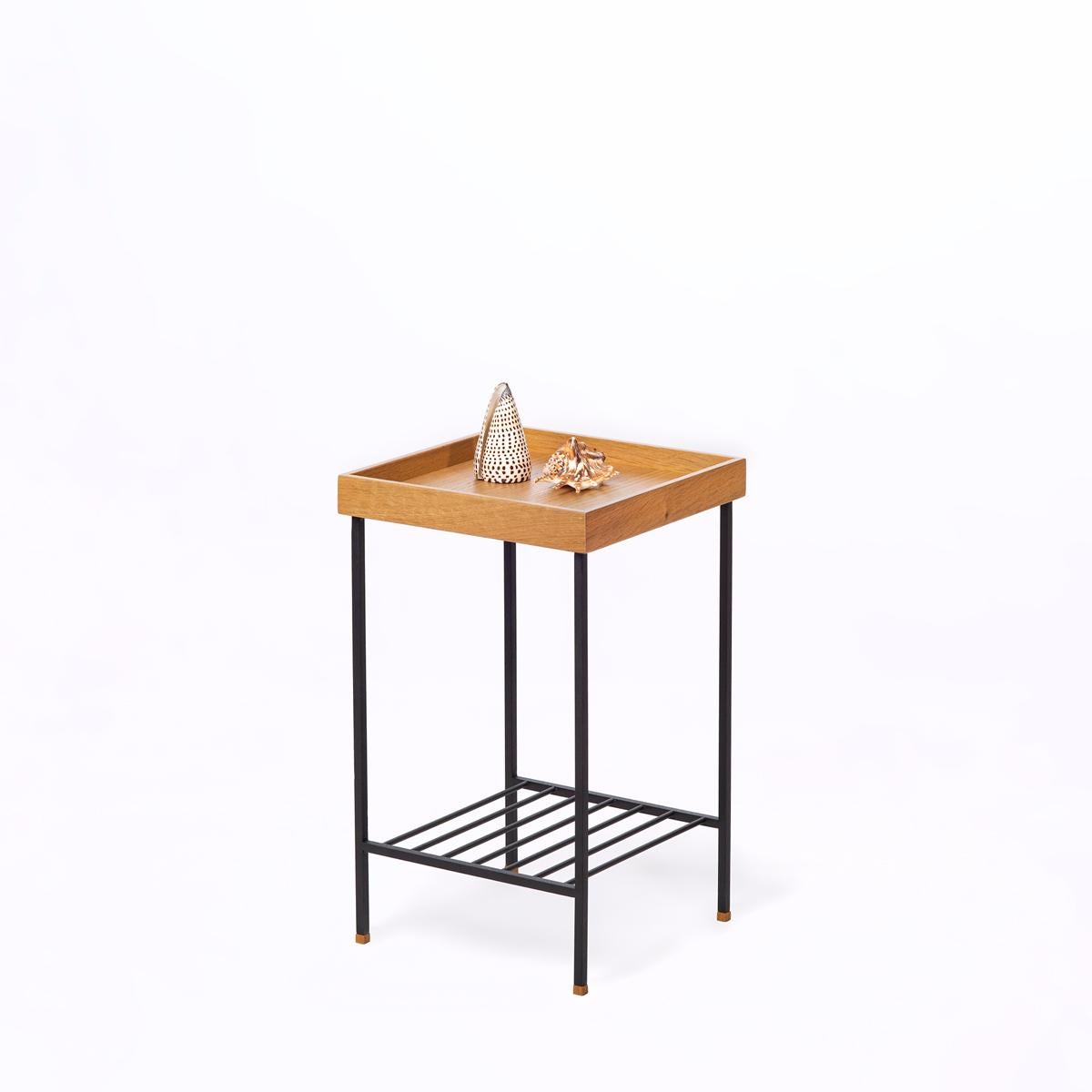 Table d'appoint / Stand en chêne massif - Série EDGE, avec pieds en métal Neuf - En vente à İzmir, İzmir