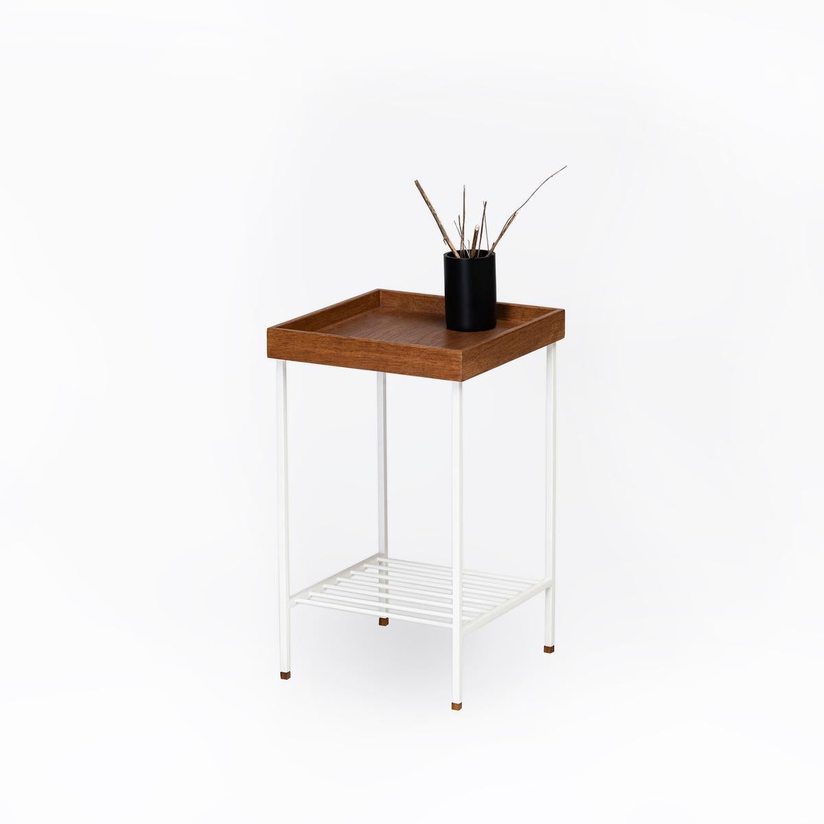 Table d'appoint / Stand en chêne massif - Série EDGE, avec pieds en métal Neuf - En vente à İzmir, İzmir
