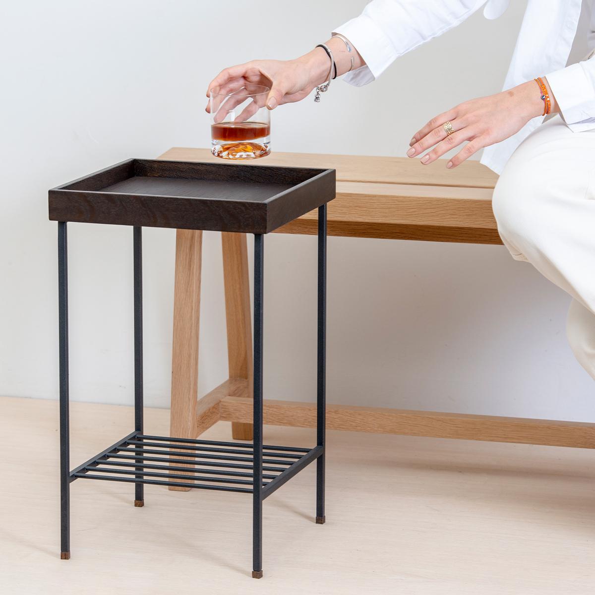 Table d'appoint / Stand en chêne massif - Série EDGE, avec pieds en métal Neuf - En vente à İzmir, İzmir