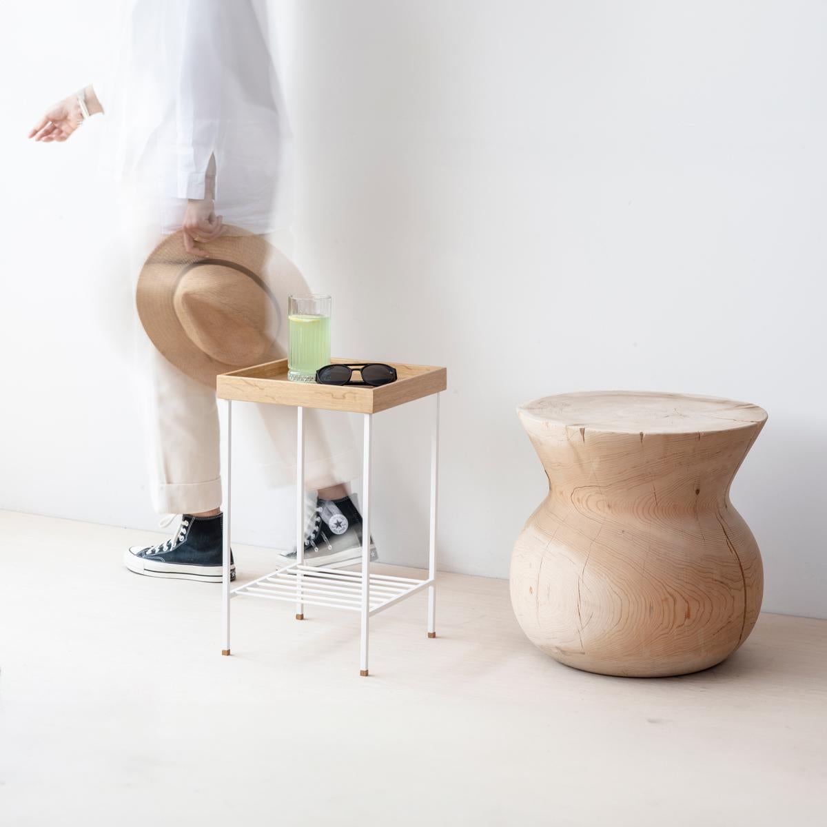 XXIe siècle et contemporain Table d'appoint / Stand en chêne massif - Série EDGE, avec pieds en métal en vente