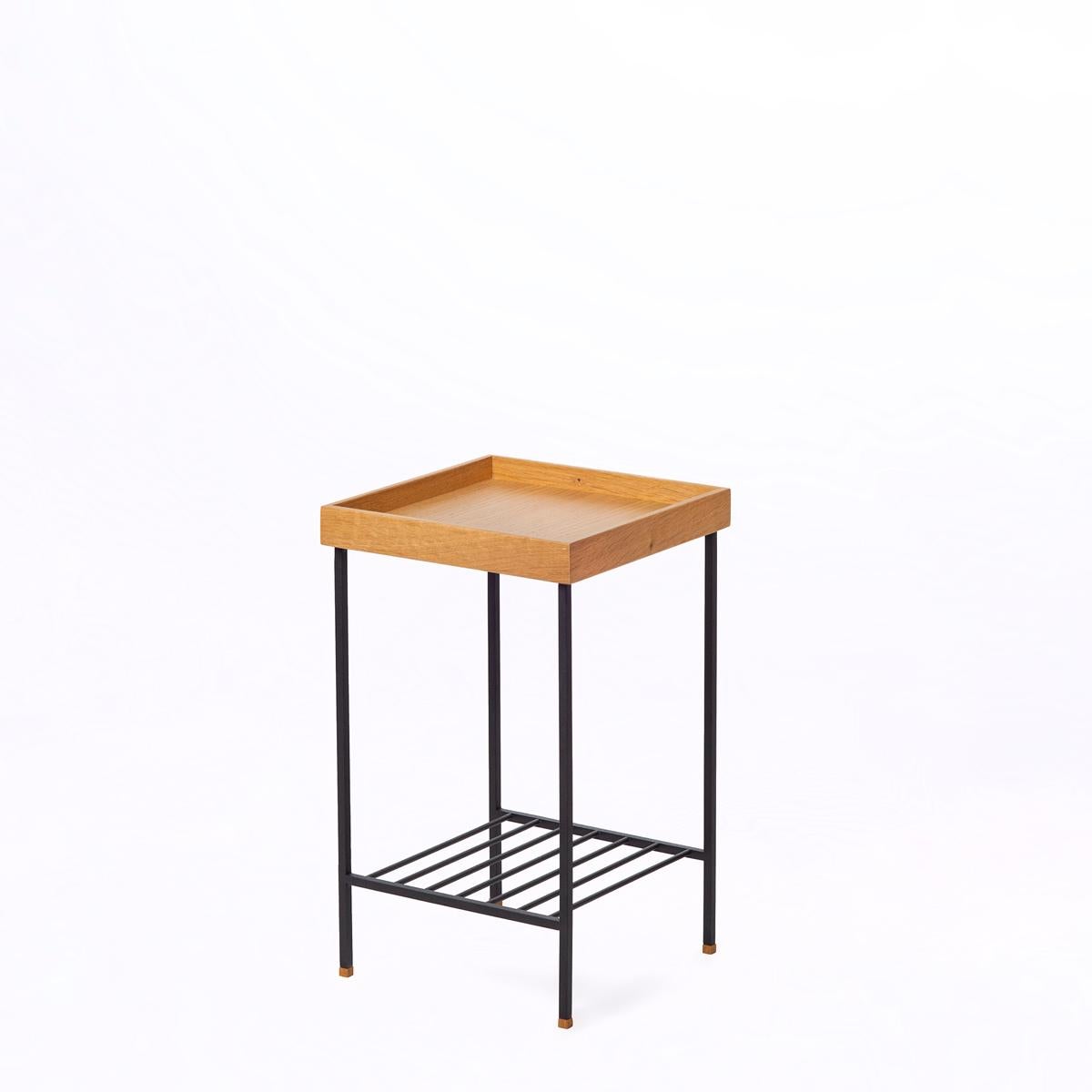 XXIe siècle et contemporain Table d'appoint / Stand en chêne massif - Série EDGE, avec pieds en métal en vente