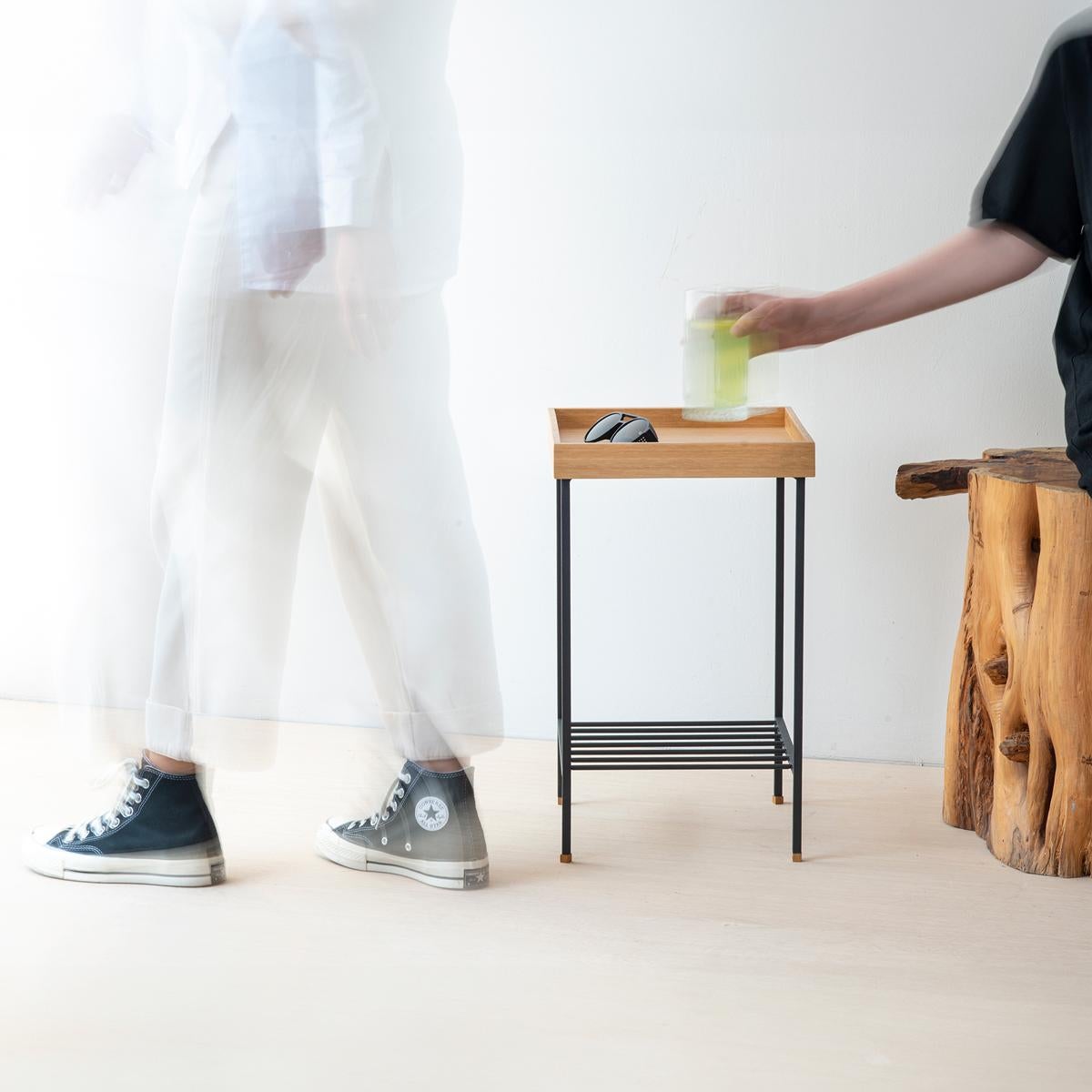 Métal Table d'appoint / Stand en chêne massif - Série EDGE, avec pieds en métal en vente