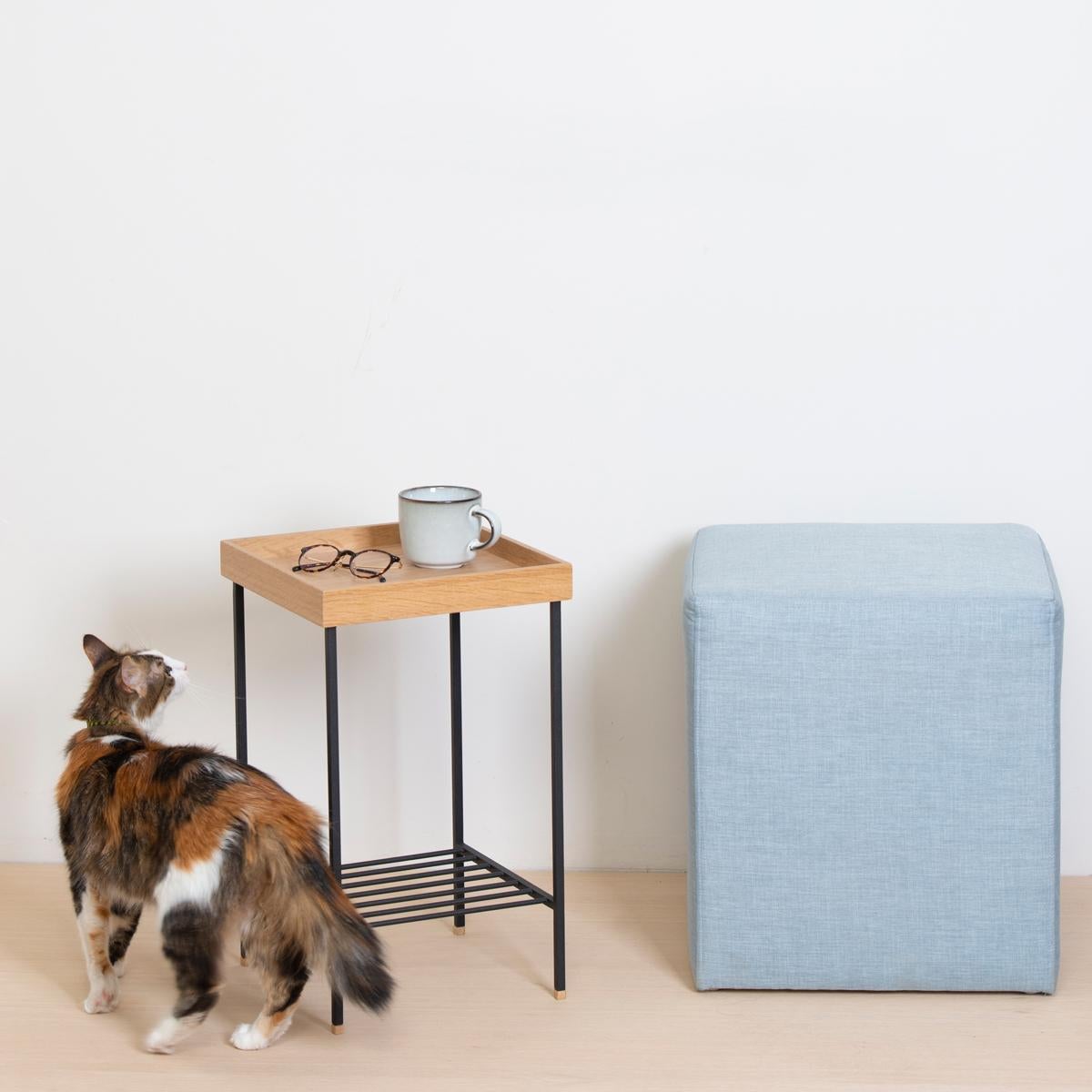 Table d'appoint / Stand en chêne massif - Série EDGE, avec pieds en métal en vente 1