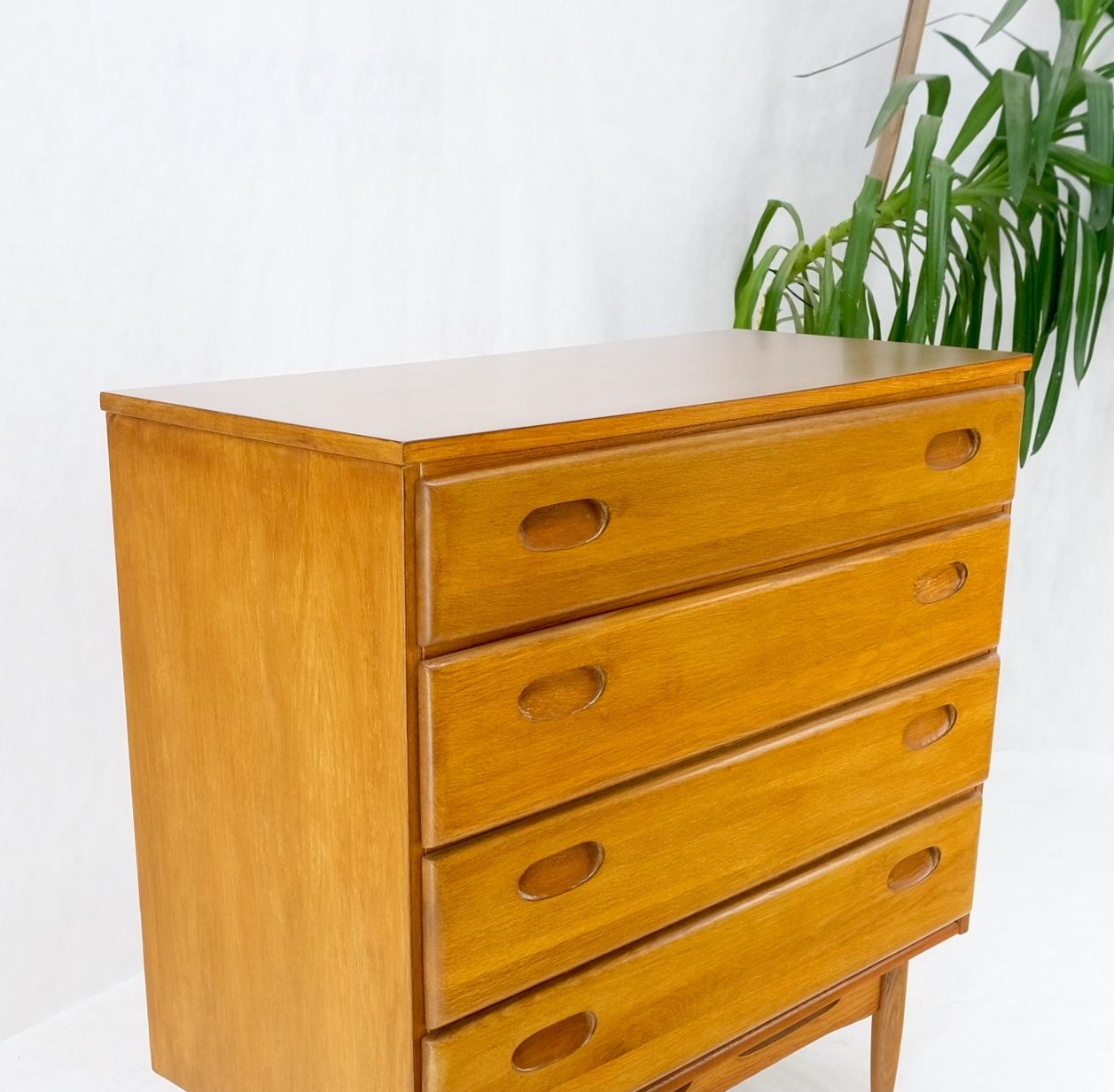 Solid Oak Mid-Century Modern 4 Drawers American Bachelor Chest Dresser Commode  For Sale 7