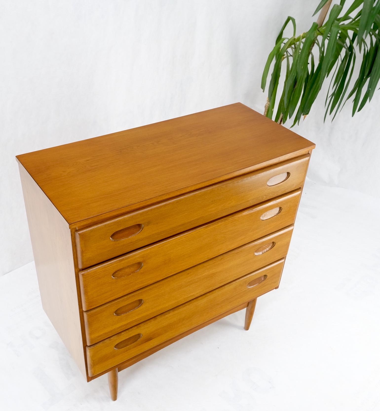 Solid Oak Mid-Century Modern 4 Drawers American Bachelor Chest Dresser Commode  For Sale 8