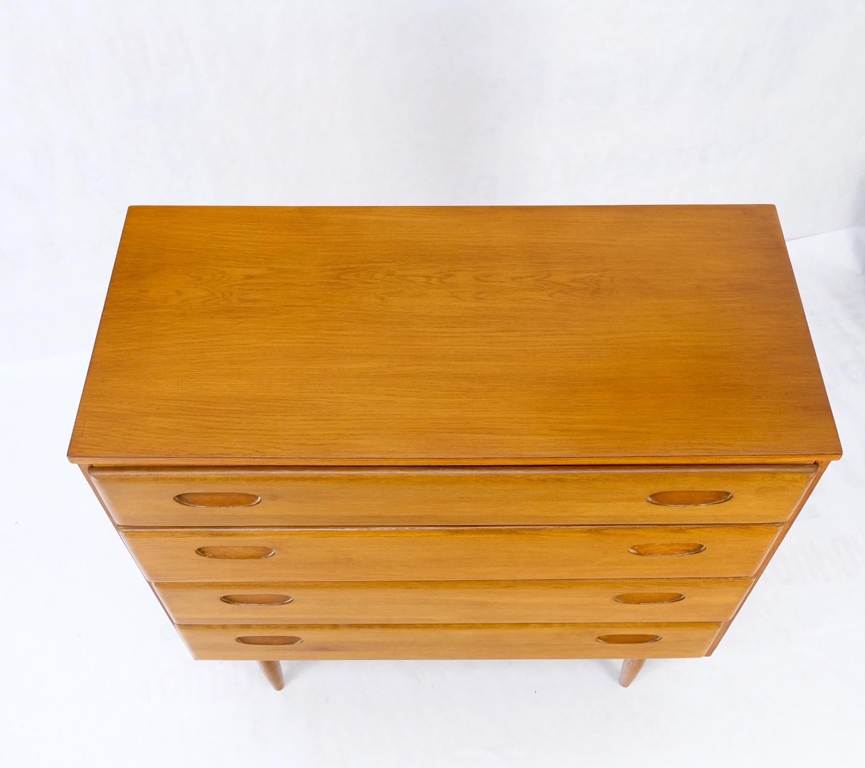 Solid Oak Mid-Century Modern 4 Drawers American Bachelor Chest Dresser Commode  For Sale 9