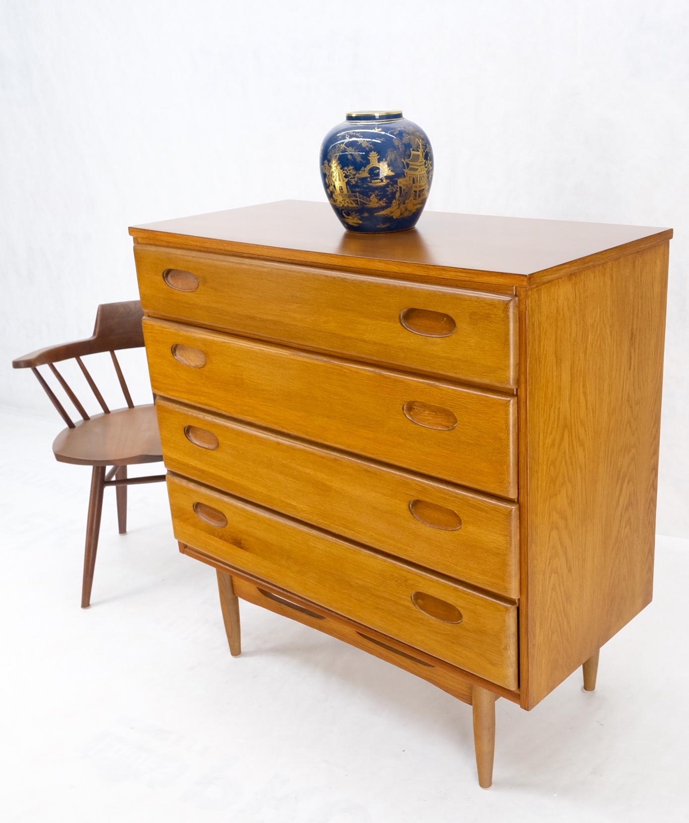 Solid Oak Mid-Century Modern 4 Drawers American Bachelor Chest Dresser Commode  For Sale 10