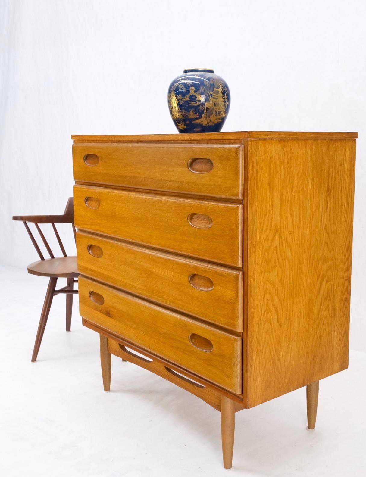 Solid Oak Mid-Century Modern 4 Drawers American Bachelor Chest Dresser Commode  For Sale 11