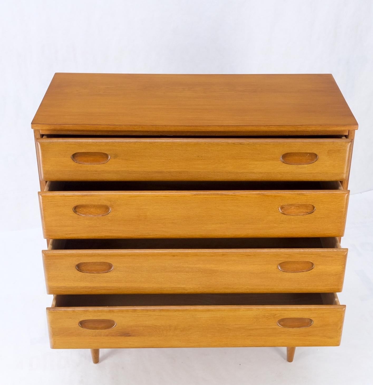 Solid Oak Mid-Century Modern 4 Drawers American Bachelor Chest Dresser Commode  For Sale 12