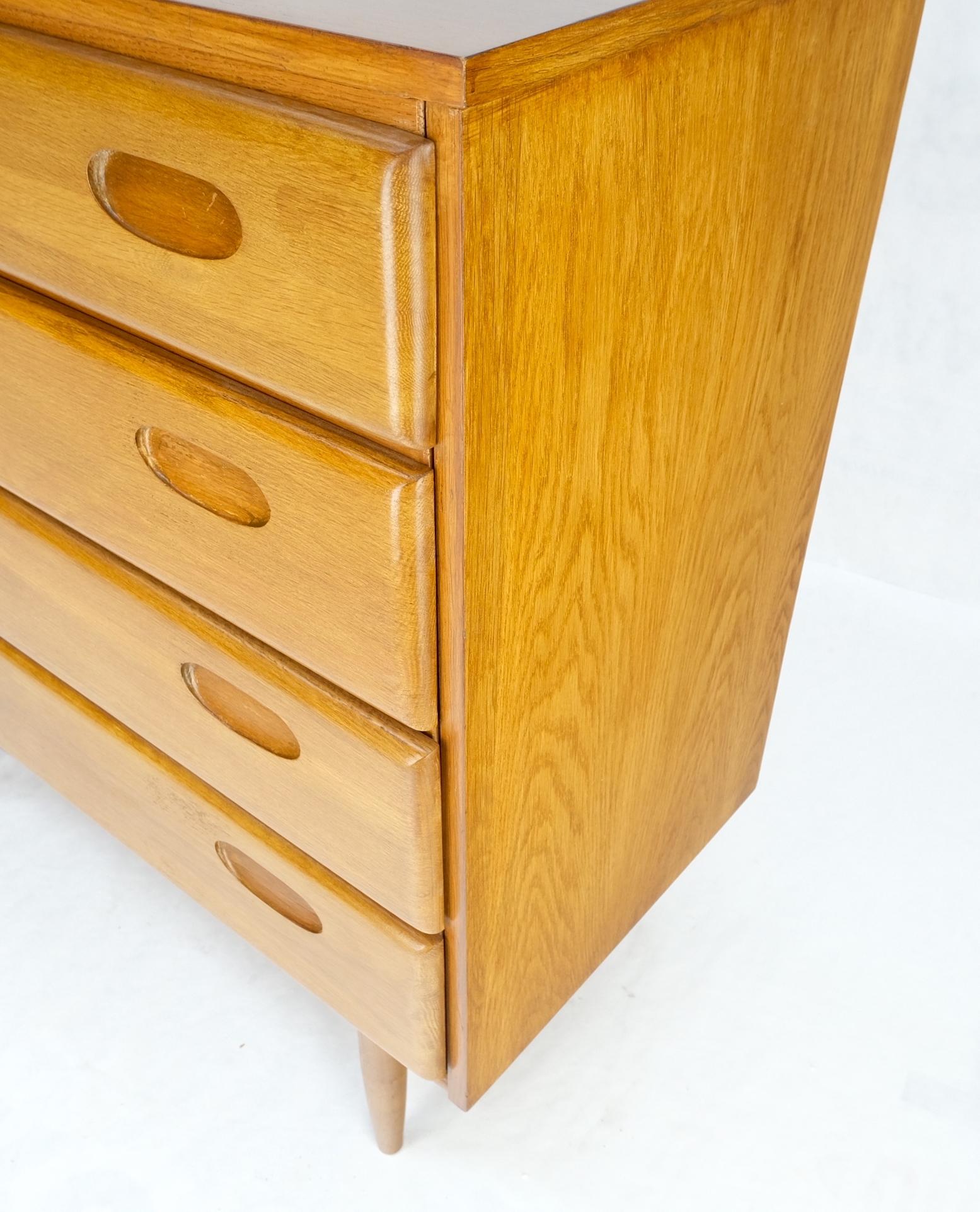 Solid Oak Mid-Century Modern 4 Drawers American Bachelor Chest Dresser Commode  For Sale 1